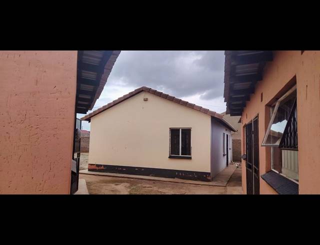 8 BEDROOM HOUSE FOR SALE IN PROTEA GLEN